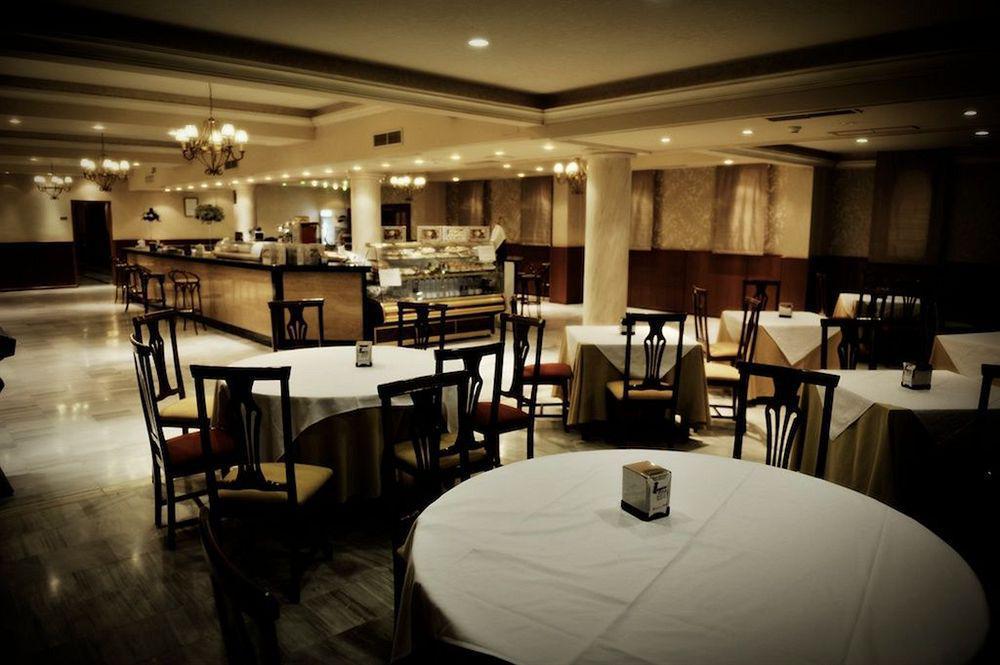 Hotel Reyes Ziries Albolote Restaurant photo